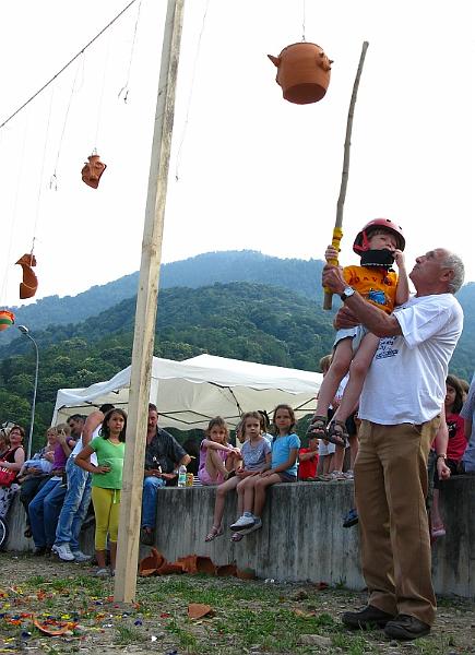 pignatte_aiuto dei nonni.jpg - Padri e nonni istruiscono i loro piccoli a spezzare le terrecotte
